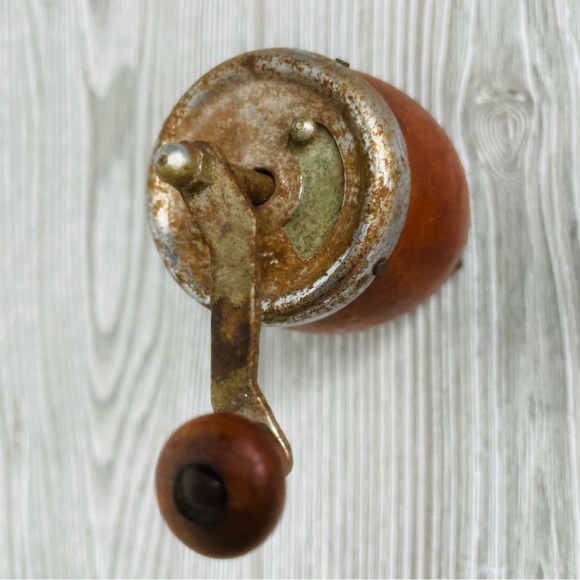 Vintage Grinder Pepper Mill Wood Barrel Shape Hand Crank Old Rusty Rustic Decor - Picture 2 of 4